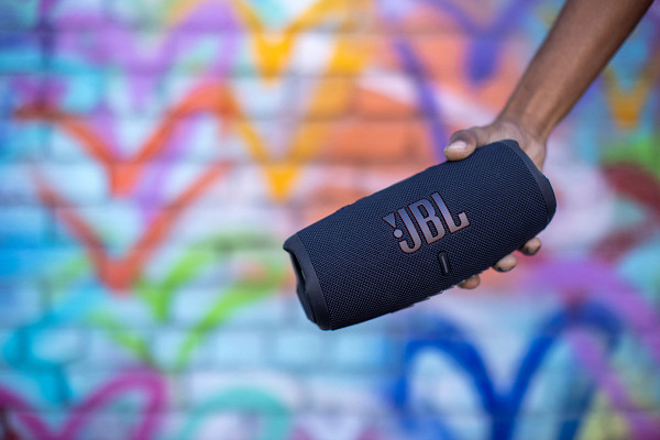 JBL Charge 5 chega ao Brasil com powerbank embutido