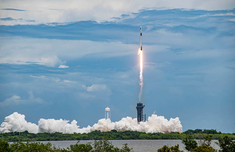 Lançamento do foguete SpaceX Falcon 9 CRS-25 direto do Kennedy Space Center Visitor Complex perto de Orlando