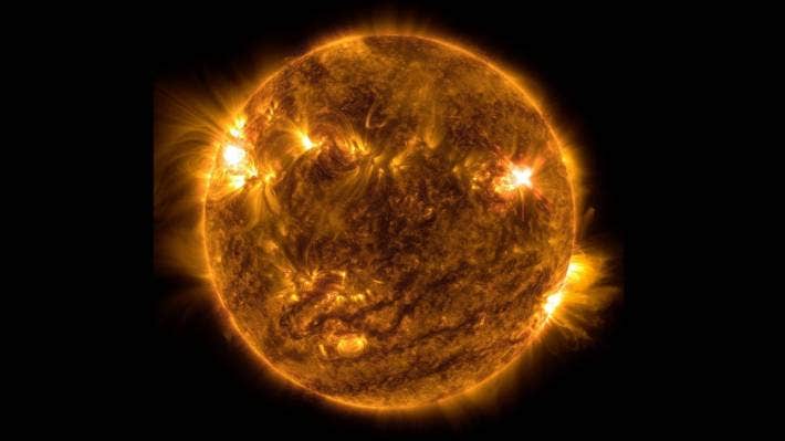 Nasa captura foto do Sol liberando uma ‘forte explosão solar’