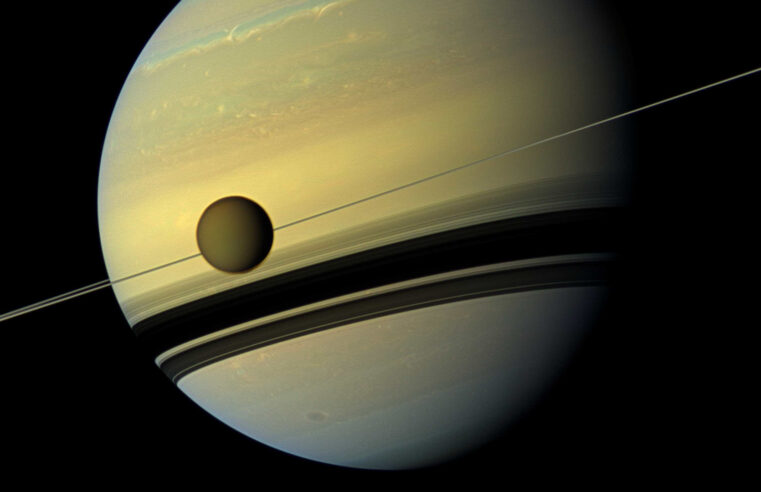 Telescópio James Webb captou fotografia inédita da maior lua de Saturno