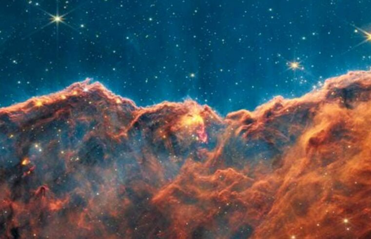 Telescópio Webb da NASA mostra estrelas formando ‘Penhascos Cósmicos’