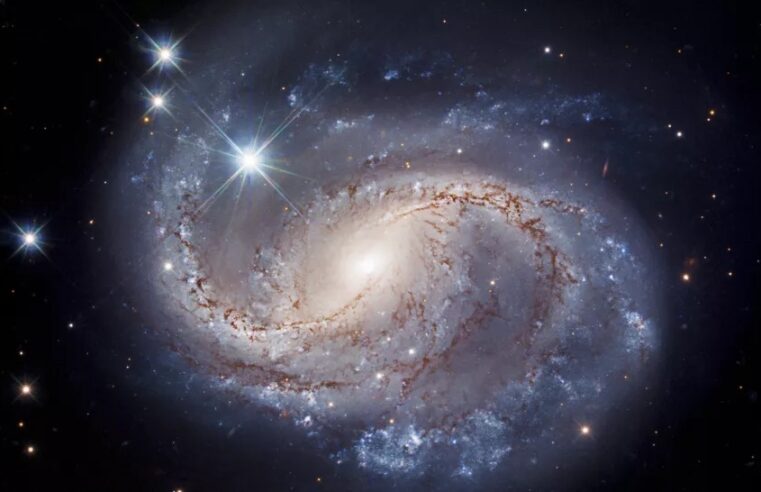 Telescópio Hubble registra nova imagem da galáxia NGC 6956