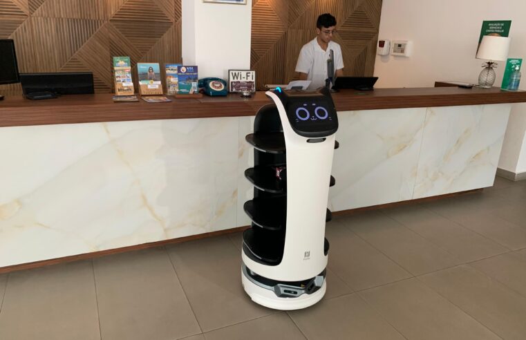 Robô de serviço atendendo hóspedes revoluciona hotelaria em Fortaleza