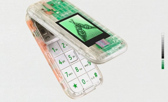 Heineken lança o Boring Phone, celular que promove socialização para mais encontros fora das telas