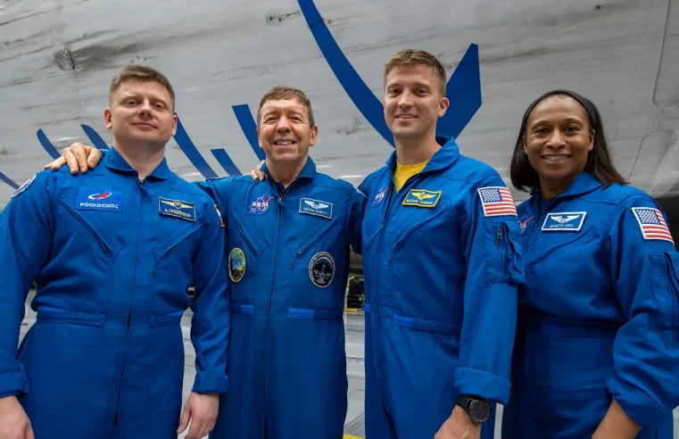 Astronautas da Crew-8 da NASA e SpaceX discutem missão científica em conferência pós-voo