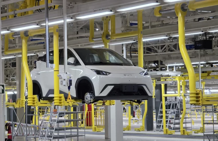 BYD inaugura megafábrica na Bahia e impulsiona mercado de carros elétricos no Brasil