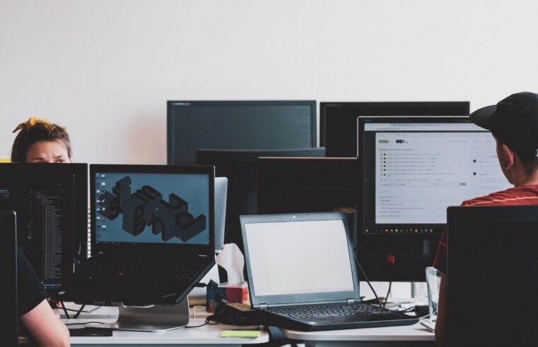 Oportunidades de ouro: Gigantes da tecnologia abrem vagas remotas e híbridas com benefícios de encher os olhos!