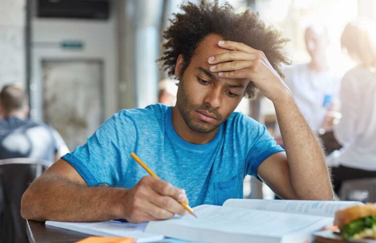 83% dos universitários enfrentam dificuldades emocionais, aponta pesquisa