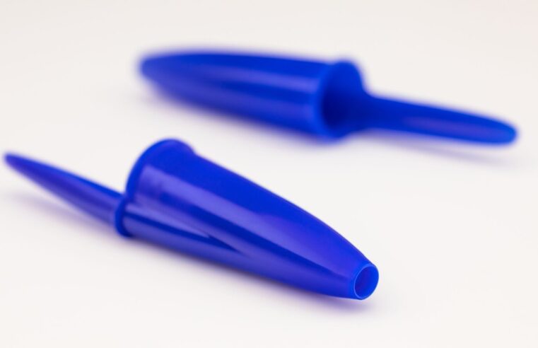 Você sabe para que serve o buraco nas tampas das canetas?