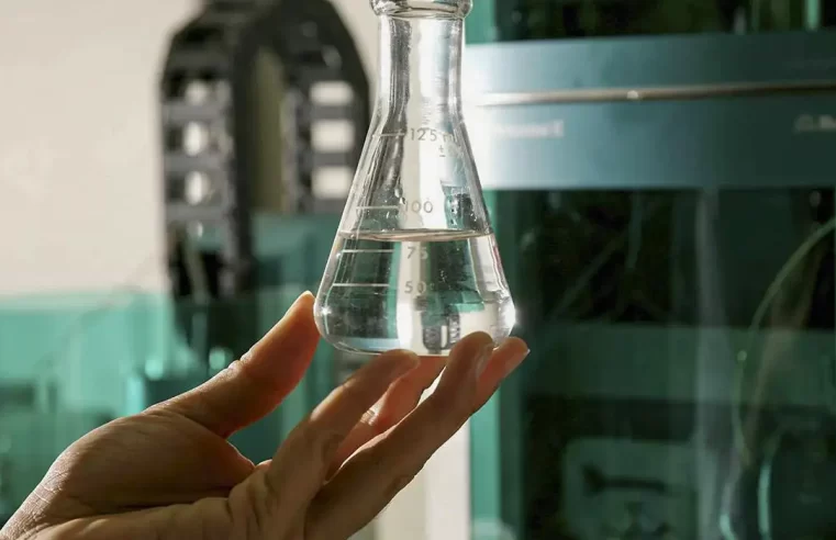 Como saber se uma bebida está adulterada e entender os riscos da intoxicação por metanol