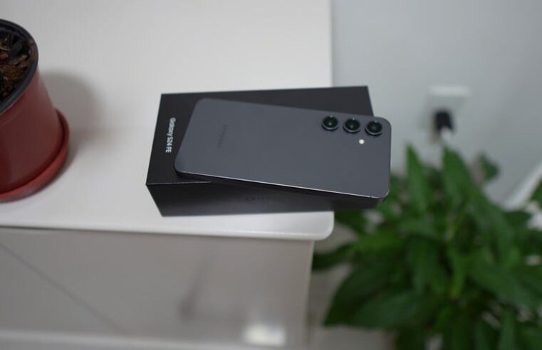 Galaxy S24 FE de 256GB atinge menor preço histórico com 55% de desconto na Amazon