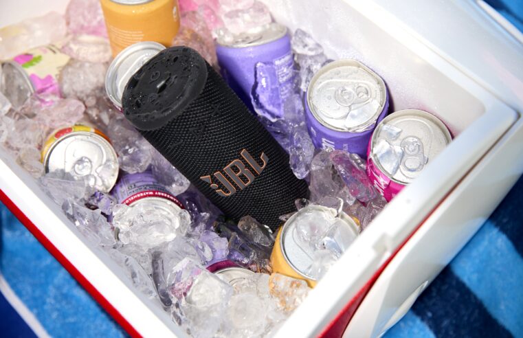 Pequena no tamanho, gigante no som: JBL lança nova linha de caixas portáteis JBL Grip no Brasil