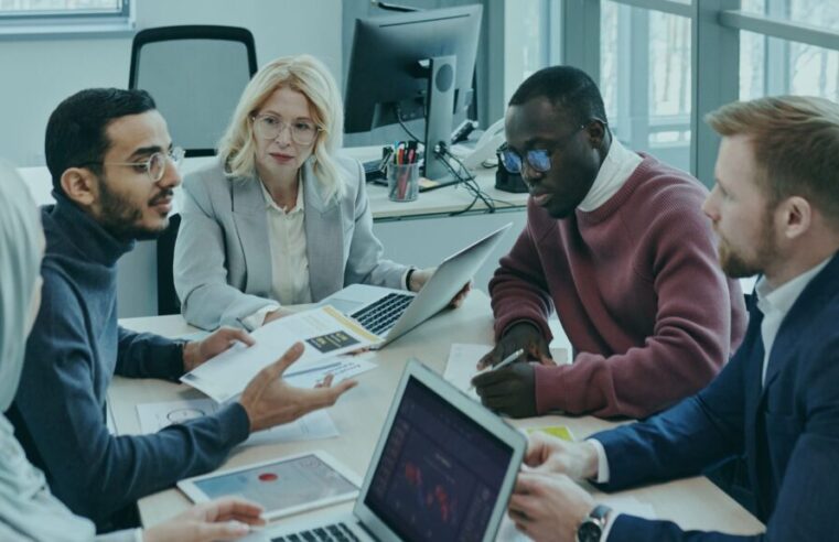 O Sonho Americano ACABOU? Crise sem precedentes atinge o setor de tecnologia nos EUA e gera onda de pânico