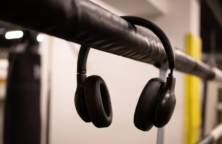 JBL Revoluciona Áudio Portátil na CES 2026: Conheça os Novos Fones OpenSound e a Linha Soundgear Clips