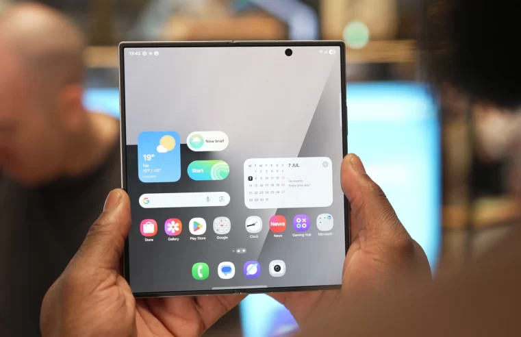 Adeus, carregador! Galaxy Z Fold 8 vazou com bateria monstruosa e peso de “celular comum”
