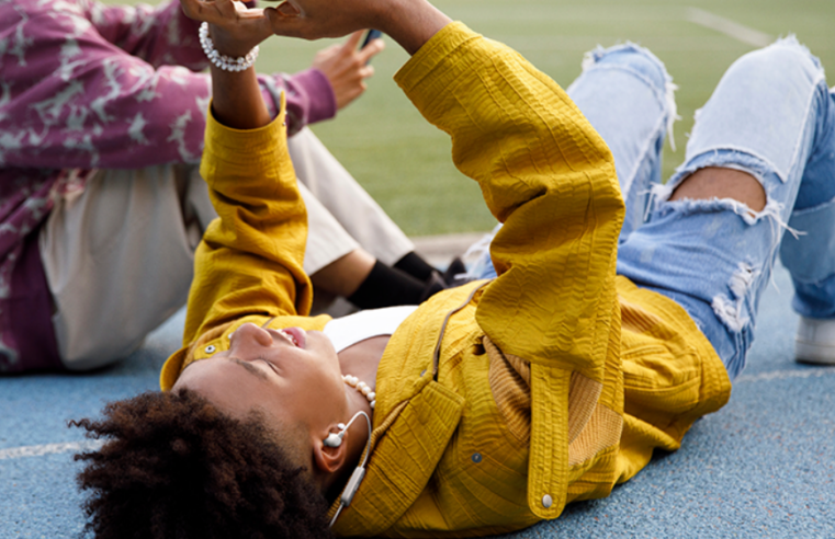 Adeus fones perdidos! Novo JBL TUNE 135BT chega com bateria monstruosa e preço que cabe no bolso