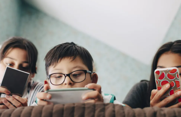 Cuidado, pais! Dar smartphone antes desta idade pode aumentar em 60% o risco de doenças; entenda o estudo