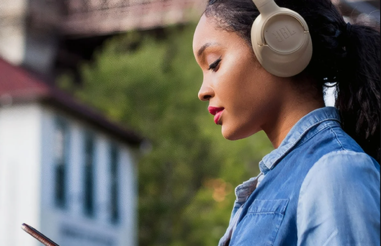 JBL lança fone que carrega em 5 minutos e bateria dura a SEMANA INTEIRA; conheça o novo Tune 730BT