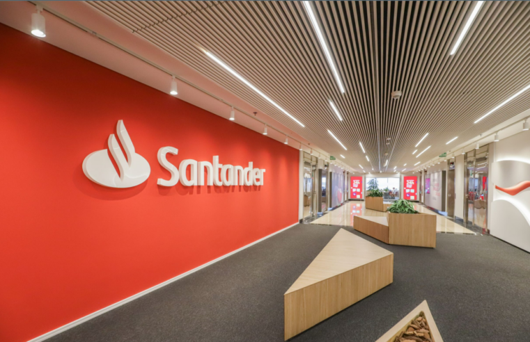 Santander abre 5 mil bolsas para ensinar você a dominar o YouTube com IA (e ainda ganhar um estúdio grátis)