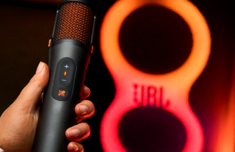 JBL lança microfone com IA que transforma PartyBox em karaokê